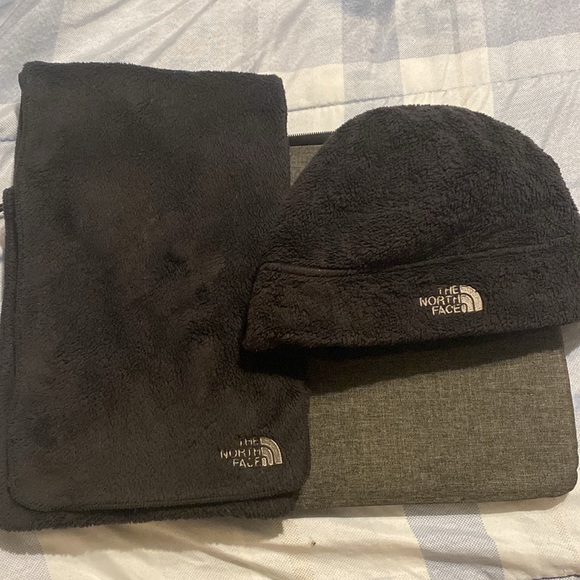 NorthFace hat & scarf set - Picture 6 of 6